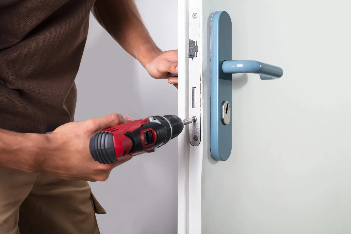 Serrurier posant une serrure multipoints sur une porte d'entrée à Franconville (95130)